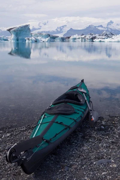 Πτυσσόμενο Καγιάκ Στην Ακτή Της Παγετώδους Λίμνης Joekulsarlon Ισλανδία Ευρώπη — Φωτογραφία Αρχείου