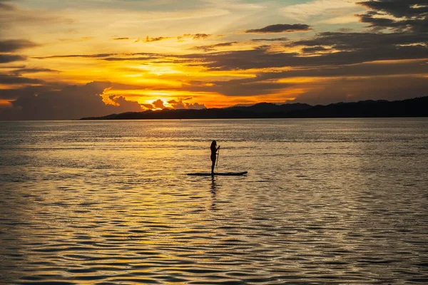 Женщина Гребной Доске Море Закате Раджа Ампат Остров Кри Пролив — стоковое фото