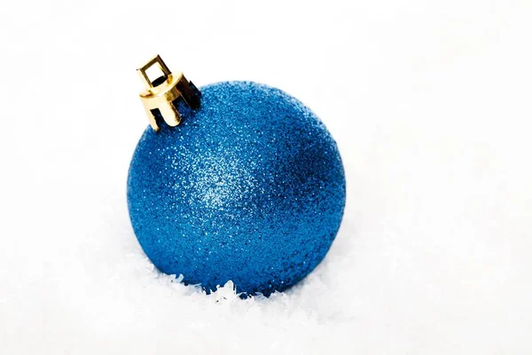 Modrý Vánoční Strom Míč Sněhu — Stock fotografie