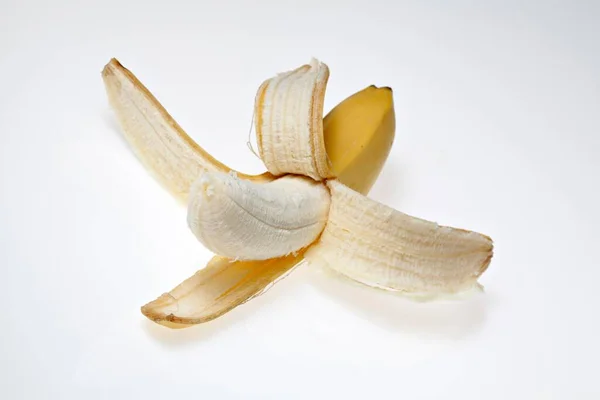 Banana Descascada Meia Fundo Branco — Fotografia de Stock