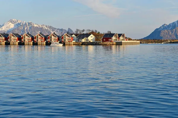 Row Red Cottages Blue Water Svolvr Island Austvgy Lofoten Nordland — Zdjęcie stockowe