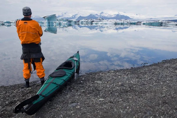 Kayaker Looking Icebergs Joekulsarlon Glacial Lake Iceland Europe —  Fotos de Stock