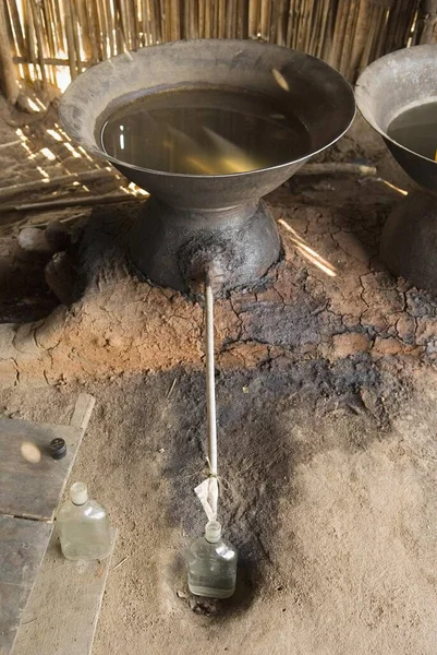 Destillation Von Arrak Aus Toddy Palmwein Bagan Myanmar Asien — Stockfoto