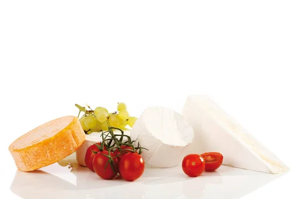 Camembert Assorted Cheese Tomatoes Grapes — Φωτογραφία Αρχείου