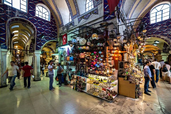 Istanbul Turquia Maio Pessoas Turistas Visitam Fazem Compras Grand Bazaar — Fotografia de Stock