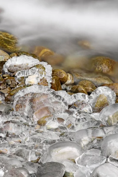 Ice Covered Stones Creek — Stockfoto