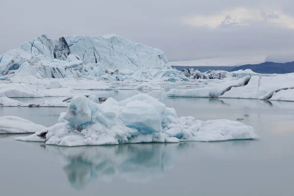 Icebergs Sendo Refletido Calma Joekulsarlon Lago Glacial Islândia Europa — Fotografia de Stock