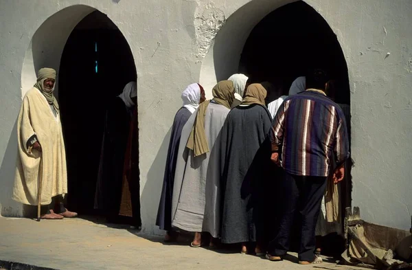 Men Standing Front House Douz Oasis Jerid Region Tunisia Africa — Zdjęcie stockowe