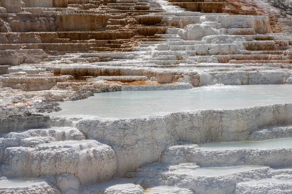 Trawertyn Tarasy Gorących Źródeł Mineralnych Depozyty Palety Wiosna Dolnych Tarasów — Zdjęcie stockowe