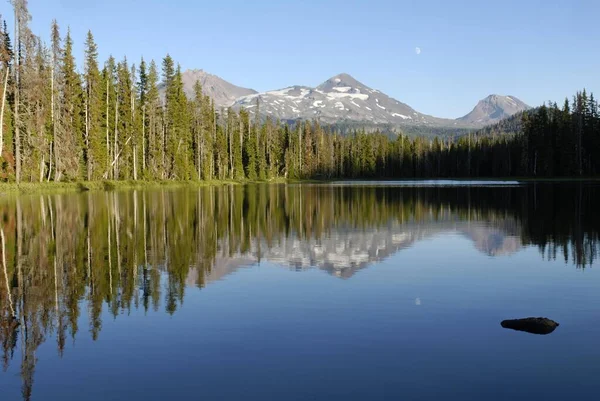 Scott Lake Mckenzie Pass North Middle Sister Volcano Cascade Range — Photo