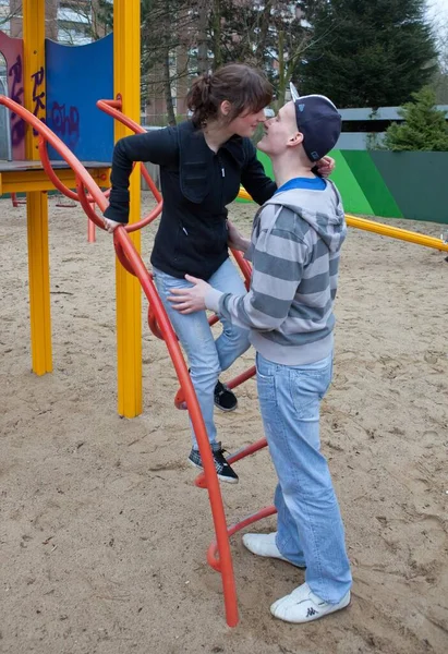 Two Kissing Teenagers Puppy Love — Stock Photo, Image