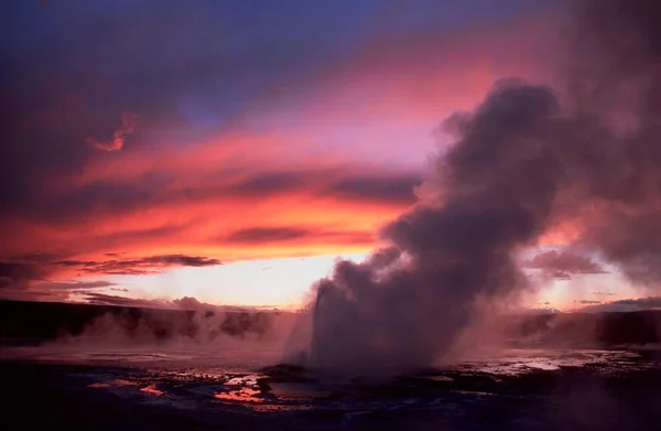 Dusk Clepsydra Geyser Fountain Pot Area Yellowstone National Park Wyoming — Foto de Stock