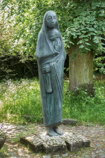 Sculpture Mother Child Monument All War Victims Hermann Pohl 1962 — Stockfoto
