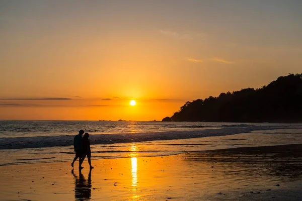 Мужчина Женщина Прогуливаются Пляжу Закат Playa Espadilla Мануэль Антонио Национальный — стоковое фото