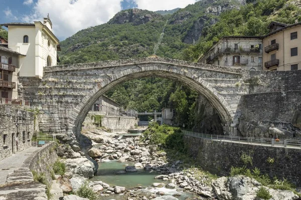Roman Bridge Pont-Saint-Martin over the river Lys, Pont-Saint-Martin, Valle d\'Aosta, autonomous region Valle d\'Aosta, Italy, Europe
