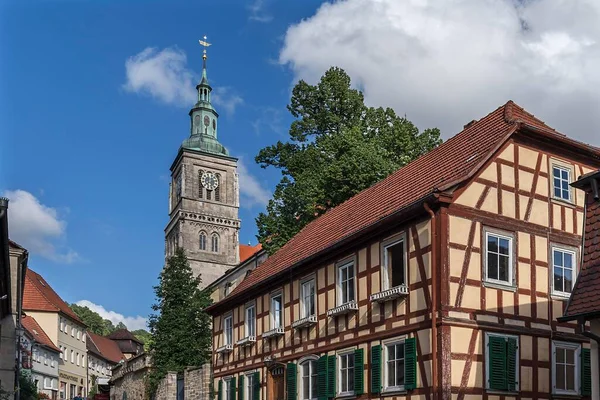 位于Knigsberg Lower Franconia Bavaria Germany Europe的圣玛丽教堂后塔的历史木构房屋 — 图库照片
