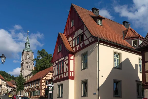 歴史的な町の家 セントメアリー教会のバックタワーで ナイグスベルク ローワーフランコニア バイエルン州 ドイツ ヨーロッパ — ストック写真