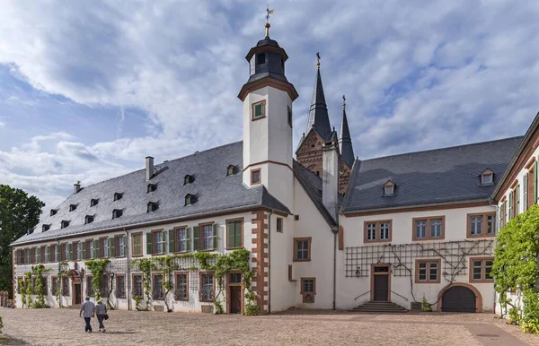 前本尼迪克特修道院 位于德国黑森州塞利根施塔特的埃纳哈德大教堂后面 — 图库照片