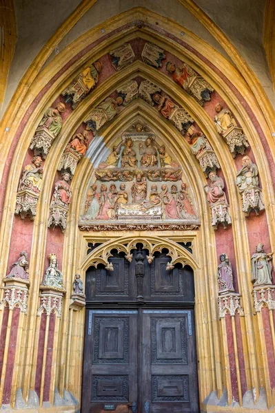 Tympanum Barevnými Malovanými Svatými Figurami Portálem Gotické Katedrály Salvátora Nebo — Stock fotografie