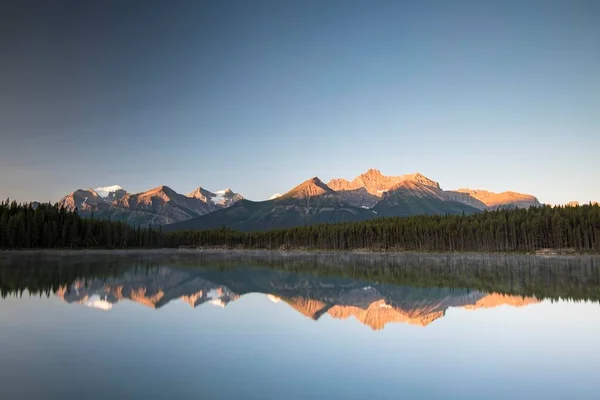 Herbert Lake All Alba Riflesso Del Bow Range Banff National — Foto Stock