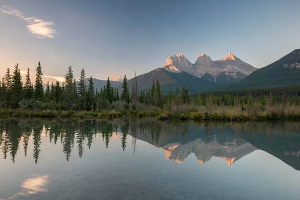 Three Sisters Reflecting Calm Water Morning Atmosphere Bow River Canmore — Photo