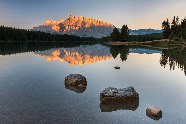 2つのジャック湖 マウント ルンドル 日の出の反射 バンフ国立公園 カナダロッキー山脈 アルバータ州 カナダ — ストック写真