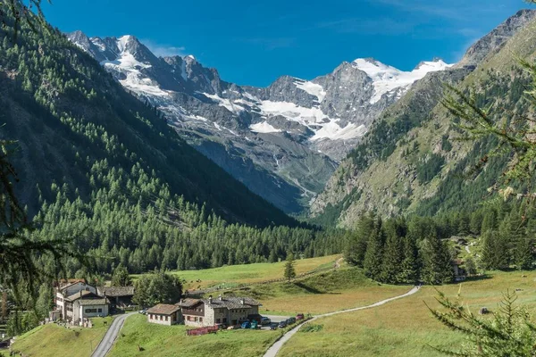 高山のツアーのための出発点であるValnonteyの高い谷 グラン パラディソの紋章の後ろ コーン グラン パラディソ アルプス 谷の自治区 Aosta イタリア — ストック写真