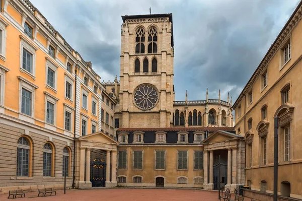 Saint Jean Katedralen Och Slottsgården Lyon Rhne Alperna Frankrike Europa — Stockfoto