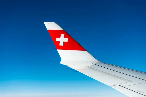 Крило Bombardier Cs300 Логотипом Swiss Air Транспортним Літаком Синім Небом — стокове фото