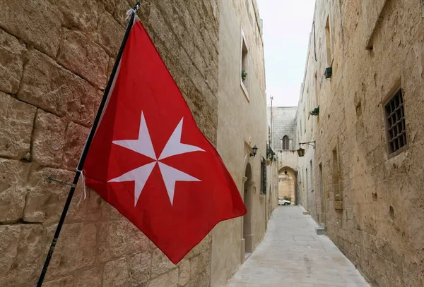 Drapeau Maltais Dans Une Ruelle Étroite Centre Historique Mdina Malte — Photo