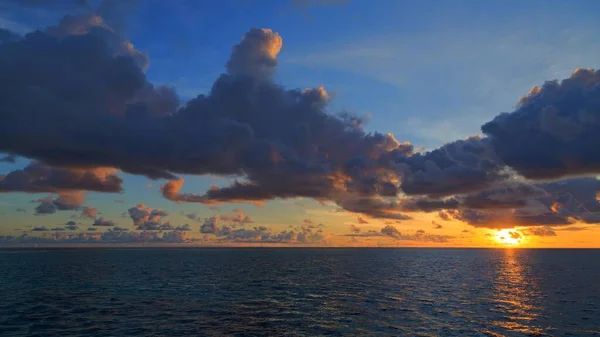 Tramonto Sul Mare Cielo Nuvoloso Isola Gangehi Atollo Ari Oceano — Foto Stock