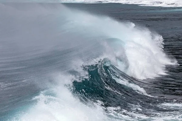 Breaking Κύματα Ισχυρό Πρήξιμο Θαλάσσια Σπρέι Baia Ribeira Das Cabras — Φωτογραφία Αρχείου