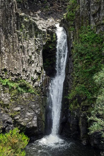 Vattenfall Över Basaltpelare Nära Fazende Santa Cruz Flores Azorerna Portugal — Stockfoto