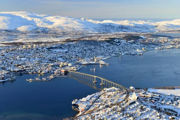 Snöig Stad Med Bro Öar Nordsjön Troms Tromsysund Troms Norge — Stockfoto