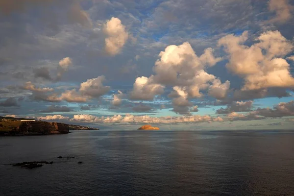 Angra Heroismoの海の上の雲の形成 夜の光 テレシーラ島 アゾレス諸島 ポルトガル ヨーロッパ — ストック写真