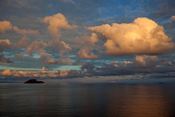 Angra Heroismoの海の上の雲の形成 夜の光 テレシーラ島 アゾレス諸島 ポルトガル ヨーロッパ — ストック写真