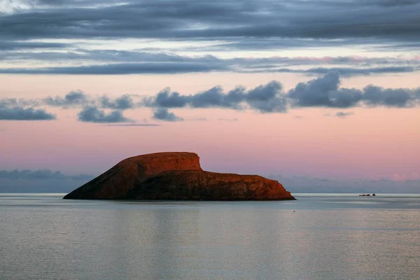 Angra Heroismoの前の海の小さな島 夜の光 島Terceira Azores ポルトガル ヨーロッパ — ストック写真
