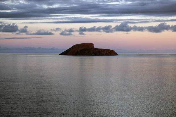 Angra Heroismoの前の海の小さな島 夜の光 島Terceira Azores ポルトガル ヨーロッパ — ストック写真