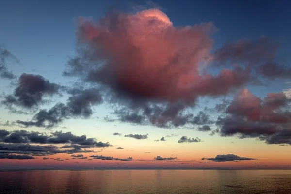 アングラ ヒロイズモで海の上の雲の形成 夜の光 テレシーラ島 アゾレス諸島 ポルトガル ヨーロッパ — ストック写真