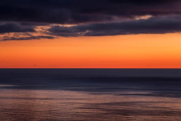 黄昏的天空掠过大海 日落后 红晕的天空 靠近金雀花 所以米格尔 亚速尔 葡萄牙 — 图库照片