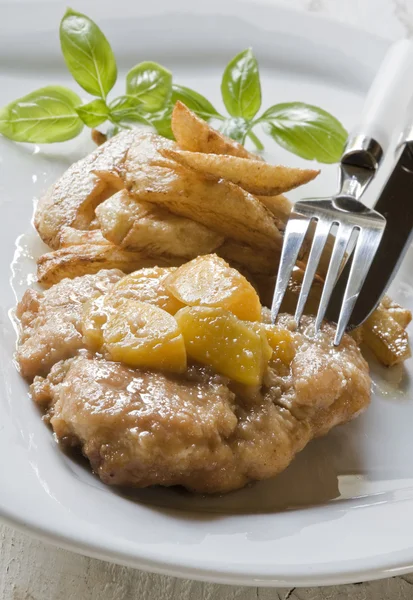 Fleischgericht mit Pommes — Stockfoto