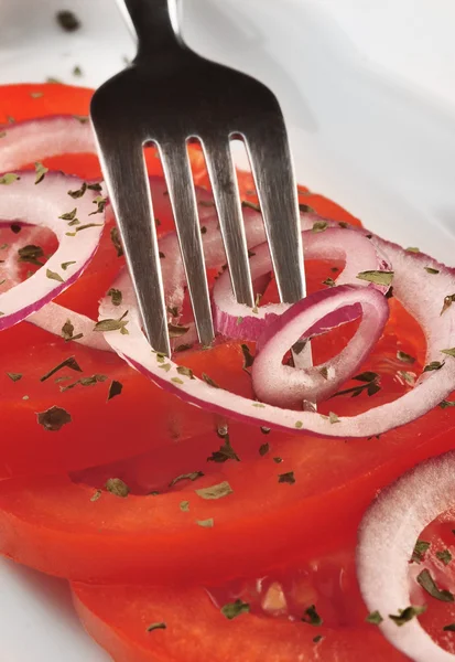 Salade de tomates fraîches à l'oignon — Photo