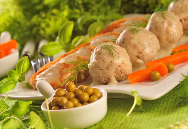 Albóndigas con salsa de eneldo —  Fotos de Stock