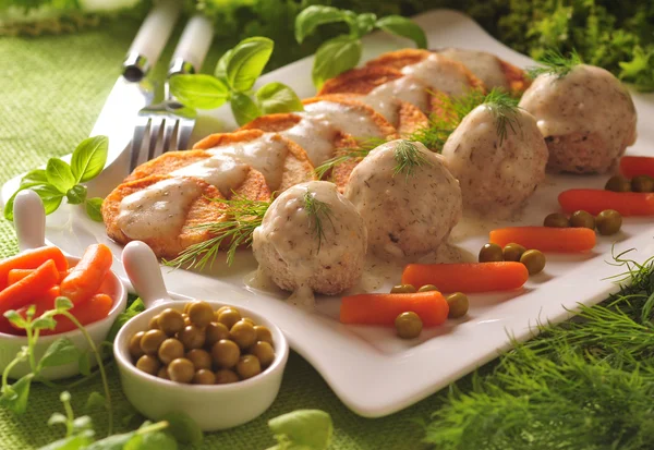 Boulettes avec sauce à l'aneth — Photo