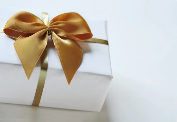 Gift in the package with ribbon — Stock Photo, Image