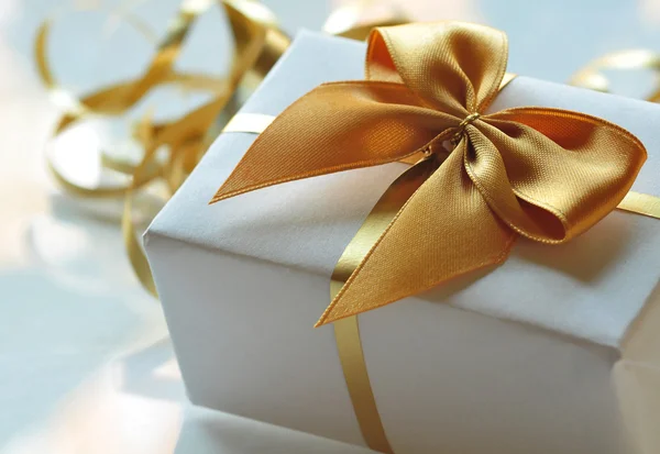 Gift in the package with ribbon — Stock Photo, Image