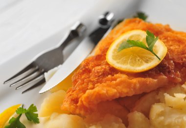 kızarmış balık patates ile