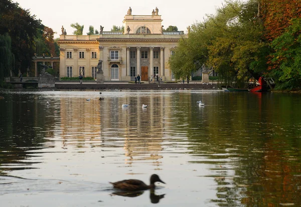 Kungliga palatset på vattnet i Warszawa — Stockfoto