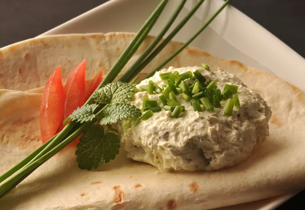 Cottage cheese with chives and tomato — Stock Photo, Image