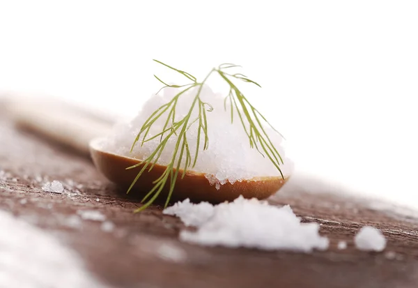 Sale in cucchiaio di legno — Foto Stock